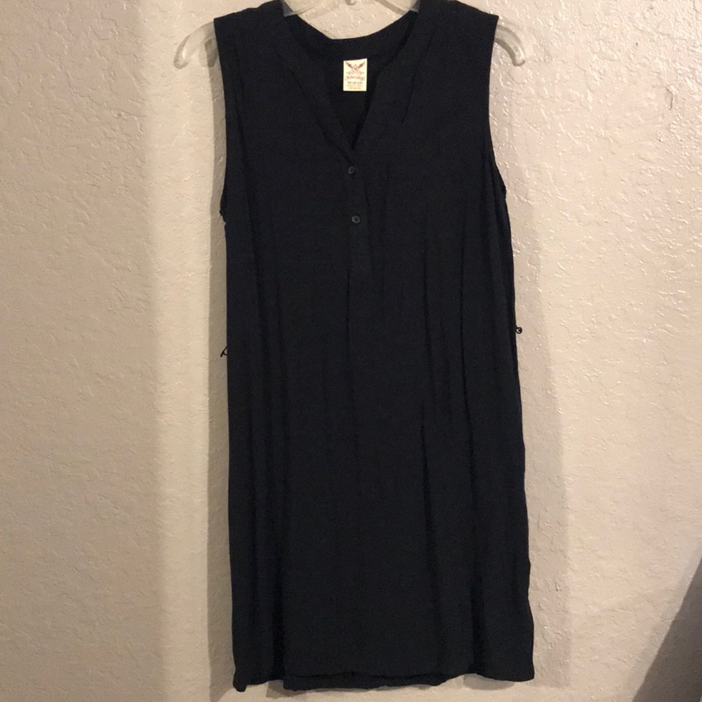 Sleeveless dswing dress with button detail
